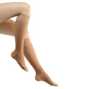 Moc ucisku w lekkiej formie. Medyczne podkolanówki Avicenum PHLEBO 360 FINE z zamkniętym czubkiem to profesjonalny wyrób II klasy ucisku (23-32 mmHg). Dzięki cieńszej konstrukcji dzianiny są wyjątkowo komfortowe i dyskretne. Technologia LYCRA® Soft Comfort zapewnia idealne dopasowanie, a powłoka Sanitized® dba o higienę i świeżość Twoich nóg przez cały dzień.